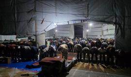 رمضان في غزة.. إصرار على إقامة صلاة التراويح بين ركام المساجد المدمرة