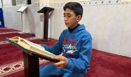 الطفل عبادة أبو حمام يحقق أمنية والده الشهيد بحفظ القرآن كاملًا