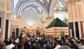 آلاف المصلين يتحدّون إجراءات الاحتلال ويؤدون صلاة الجمعة في المسجد الإبراهيمي