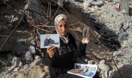 أزهار مسعود ترفع صور شهداء عائلتها