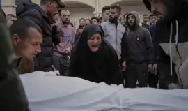 سيدة مفجوعة باستشهاد نجلها بغزة