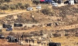 الاحتلال يُخطر تجمعًا بدويًا بالإخلاء ويعتقل متضامنين أجانب