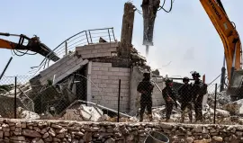 الاحتلال يهدم عمارة سكنية مأهولة جنوب الخليل ويشرّد أكثر من 40 فردًا