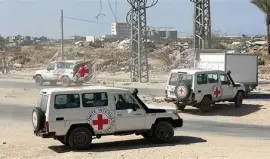 جانب من عملية تسليم الأشلاء والجثامين