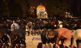 آلاف المصلين يؤدون صلاة العشاء والتراويح في المسجد الأقصى وسط قيود من الاحتلال