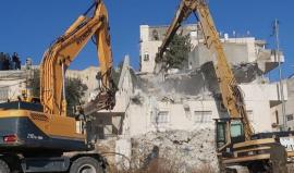 الاحتلال يجبر مقدسيا على هدم منزله ذاتيا في بلدة بيت حنينا