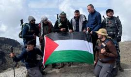 مقدسيون يرفعون علم فلسطين على قمة "أوهورو" بتنزانيا
