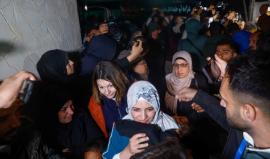 ساعات بين التفتيش والتهديد والخوف والإذلال .. عائدة لغزة تروي لـ شهاب رحلة العذاب عبر معبر رفح