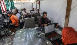 العمل عن بُعد في غزة.. سباق مع الفواتير وسط الظلام