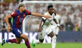 بعيدًا عن صخب الكلاسيكو.. فينيسيوس يمدّ يد الدعم لأراوخو في محنته النفسية