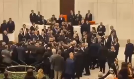 اشتباك بالأيدي تحت قبة البرلمان.. نواب أتراك يتبادلون اللكمات خلال شجار عنيف بسبب وزير العدل الجديد