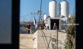 المستوطنون يسيطرون على بناية ويرفعون أعلام الاحتلال عليها في "جبل جالس" بمدينة الخليل.