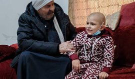الطفل محمد أبو أسد يصارع السرطان