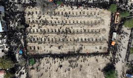 صورة جوية للمقبرة التي أُنشئت لشهداء مدرسة "الشجرة الطيبة" في إيران