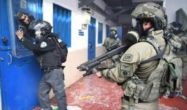 قوات القمع تقتحم سجن نفحة وتعتدي على الأسرى وتصادر مقتنياتهم