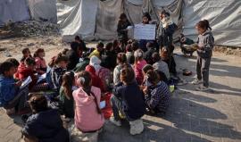 أطفال غزة يواصلون تعليمهم داخل خيام متهالكة وسط غياب المقاعد والإمكانات