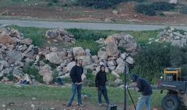 مستوطنون يسيّجون عشرات الدونمات من الأراضي الرعوية شرق طوباس