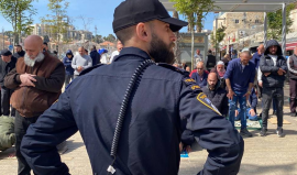 فلسطينيون يصلون في منطقة باب العامود عقب إغلاق الاحتلال للمسجد الأقصى