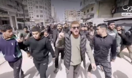 فلسطينيون يشيّعون جثماني شهيدين ارتقيا جراء استهداف طائرة مسيّرة "إسرائيلية" لتجمع من المواطنين في حي الزيتون بمدينة غزة