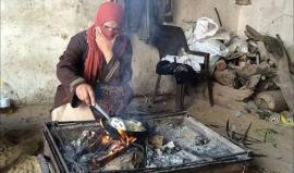 في اليوم العالمي للمرأة.. نساء غزة يصارعن الدخان السام لإتمام إفطار عائلاتهن