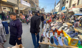 غزة تستقبل عيد الفطر وسط أزمة اقتصادية خانقة وبضائع محجوزة على المعابر