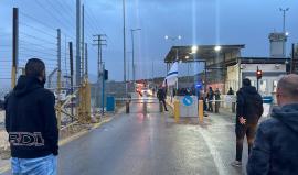 الاحتلال يصيب مواطنا بالرصاص ويعتدي على نجله عند حاجز بيت إكسا