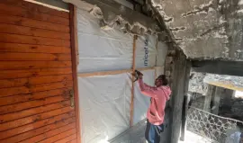 سكان غزة يرممون منازلهم المتضررة هربًا من حياة الخيام