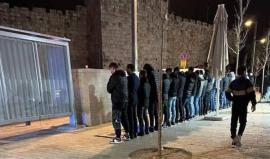 مقدسيون يؤدون صلاتي العشاء والتراويح قرب باب الساهرة