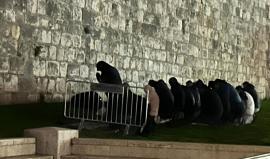 الاحتلال يقمع مصلين حاولوا الوصول إلى أبواب المسجد الأقصى للصلاة