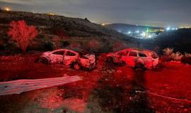 مستوطنون يحرقون مركبات ويهاجمون منازل في دير شرف غرب نابلس