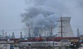 اندلاع حريق في مصافي حيفا بعد استهدافها بالصواريخ