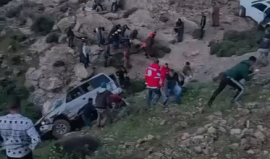 شهيد وإصابات إثر إطلاق الاحتلال الرصاص على عدة مركبات وملاحقتها وانقلابها جنوب الخليل