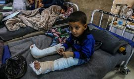 طفل مصاب يتلقى العلاج في مستشفى بقطاع غزة وسط ظروف صعبة