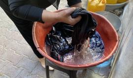 أصابعٌ متعبة وظهورٌ منحنية.. الغسيل اليدوي يختصر معاناة نساء غزة