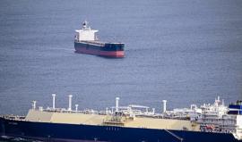 طهران تتحدى تهديدات ترامب: لاريجاني يحذّر من تحويل مضيق هرمز إلى "مضيق اختناق" للحالمين بالحرب