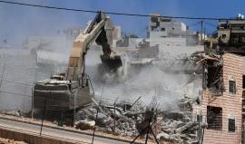 الاحتلال يهدم منزلين ويجرف أسوارًا في حي البستان بسلوان