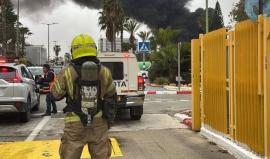 حريق وتسرب مواد خطرة في النقب بعد إصابة مجمع صناعي بصاروخ إيراني