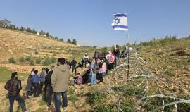 أطفال "أم الخير" بمسافر يطا يعتصمون رفضا لإغلاق المستوطنين مدرستهم