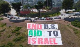 لافتة رفعها نشطاء