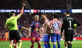 كواليس الفار في مباراة برشلونة وأتلتيكو مدريد: لماذا تغيرت القرارات؟