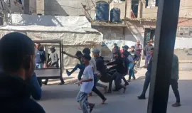 لحظة نقل ضحايا مجزرة المغازي