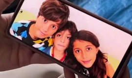 #قصة_شهاب I الفلسطينية رغدة الشيخ، المقيمة في مركز إيواء بمدينة غزة، تروي تفاصيل مؤلمة عقب غياب أي خبر عن مصير أبنائها الثلاثة المقيمين في فرنسا بعد مغادرتهم مع والدهم مع اندلاع الحرب على قطاع غزّة