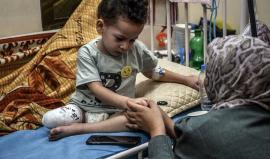 طفل جريح في غزة جراء عدوان الاحتلال ينتظر علاجه في ظل انهيار المنظومة الصحية بالقطاع