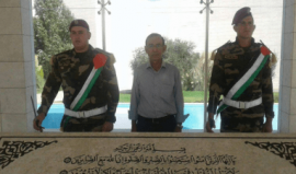 هشام حرب عند ضريح ياسر عرفات في رام الله