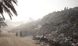 "سوق فراس" في مدينة غزة والذي كان قلب النشاط الاقتصادي سابقاً، تحوّل خلال الحرب إلى اكوام من النفايات الصلبة