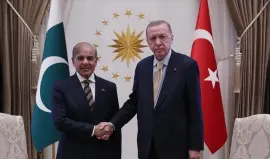 كاتب إسرائيلي يحذّر: تركيا أو باكستان قد تكون "العدو القادم" بعد إيران