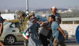 فلسطينيون يتصدون لعدوان المستوطنين بالضفة المحتلة