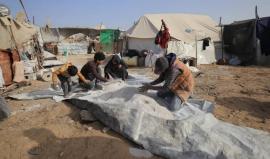 عائلة غزية تحوّل خيمتها إلى ورشة إسمنت بسيطة لتأمين لقمة العيش