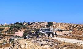 الاحتلال يخطر بهدم 5 منازل وحظيرة أغنام في قرية بيرين جنوب شرق الخليل