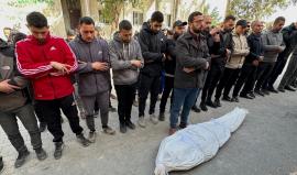 الصلاة على شهيد ارتقى في غزة جراء عدوان الاحتلال المتواصل